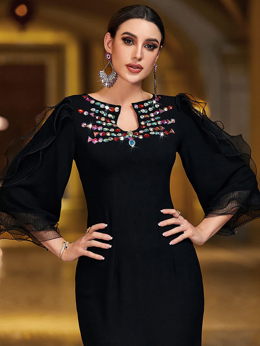 فستان أسود بياقة مزينة بالأحجار اللامعة